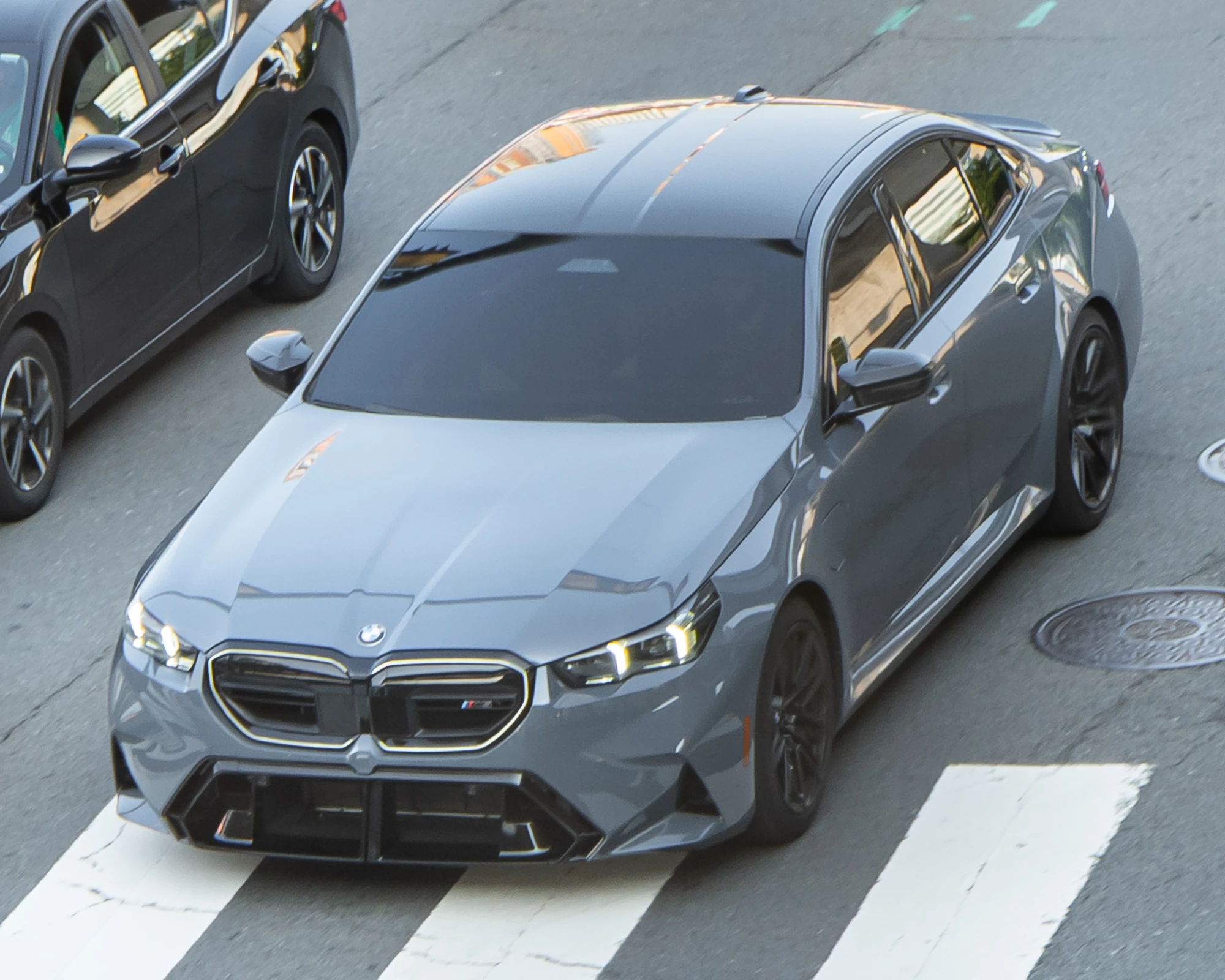 BMW M5 G90: реальные отражения на кузове